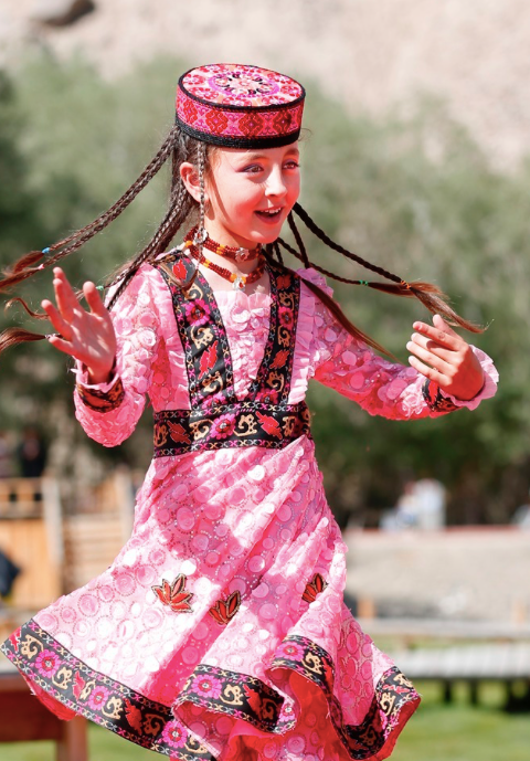 中国特殊的民族塔吉克族高鼻子蓝眼睛却是坚定的爱国者