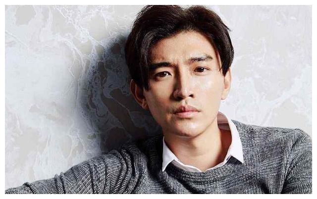 其实可以理解的,曾少宗是在中国台湾出生,发展的,他的交际圈,人脉圈都