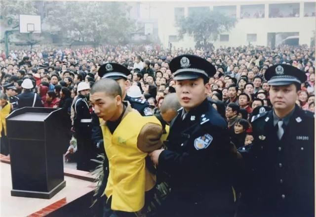 等到凶手逃跑后,一名曹姓大娘看到了芦振龙,赶紧打电话报警.