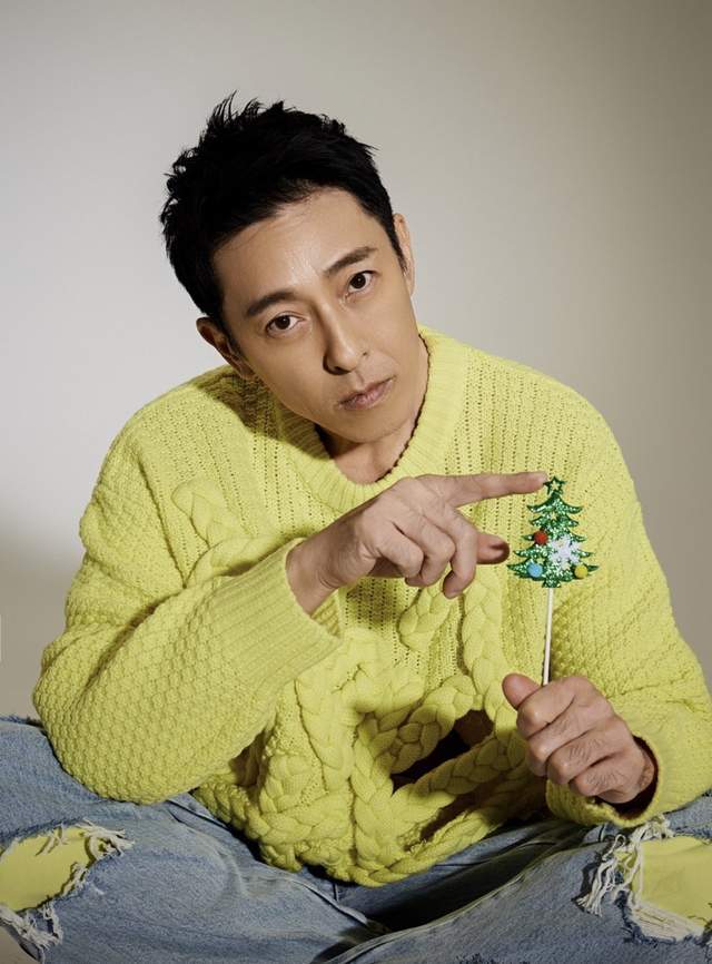 55岁吕颂贤内地商演捞金,卖力唱歌仍帅气,台下无观众捧场显冷清