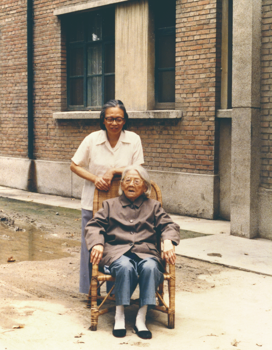 1986年,王会悟和女儿李心怡女儿李心怡,和母亲长得非常像,建国后任