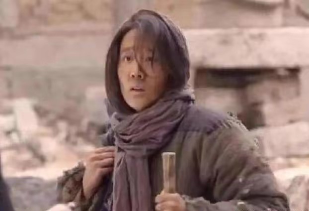 49年女乞丐来找部队从破棉衣掏出16两黄金县委才知她惊人身份