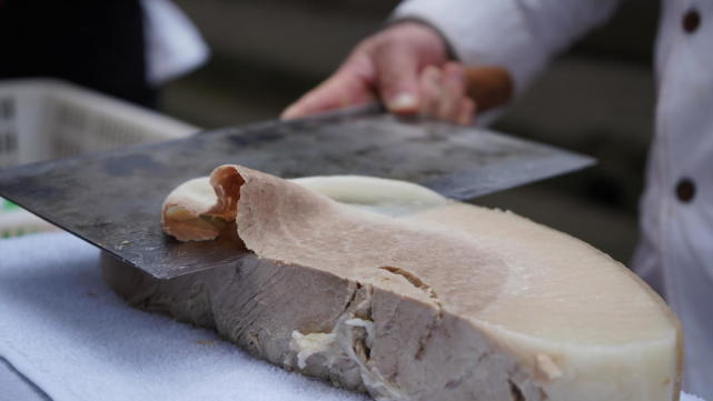 当看见古镇的厨师现场演示李庄白肉刀法,切出来猪肉每片长可达20至30