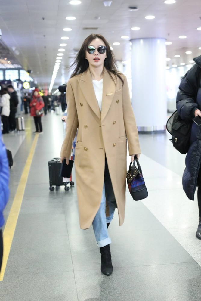 "秦岚"的气质真开挂了,穿驼色大衣配小白裤走机场,时髦又高级插图7