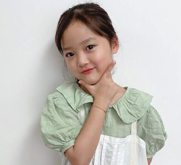 这位韩国的小女孩大家一定使用过她的表情包吧,她叫权律二,长相甜美