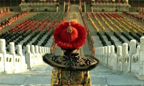 溥儀晚年去理發 看到吹風機後問了理發師一個問題 讓人笑出了聲 天天看點