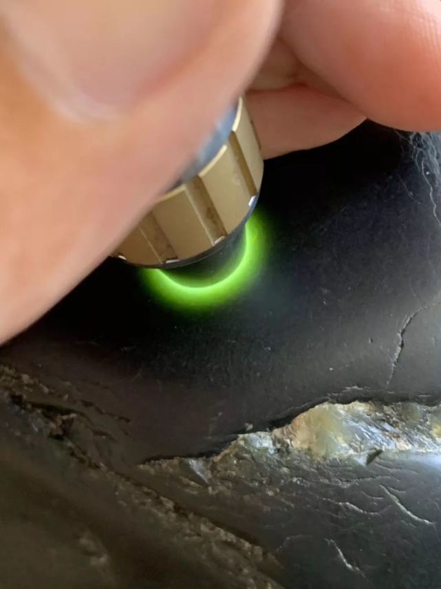 但其内部与墨玉籽料强光照射不同,光晕呈现黑青色.