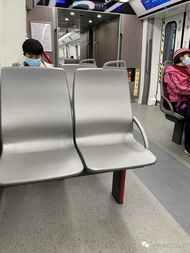 地铁百科地铁座椅为啥这么滑