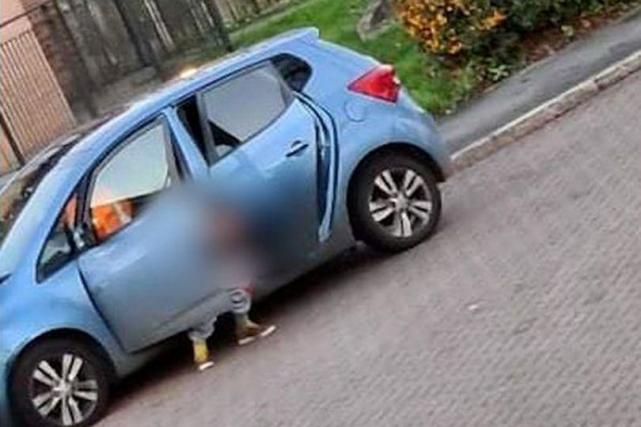 英国女子当街大小便,被路人围观毫不知耻,邻居们感到屈辱