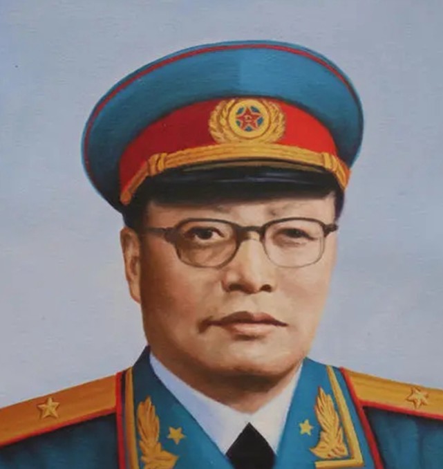 他是原总后勤部副政委,37岁授大校,46岁晋升少将,1971年却被撤职