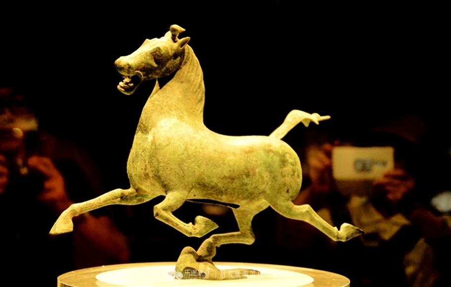 马踏飞燕的正面照为何很少有人拍看到后很多人忍不住哈哈大笑