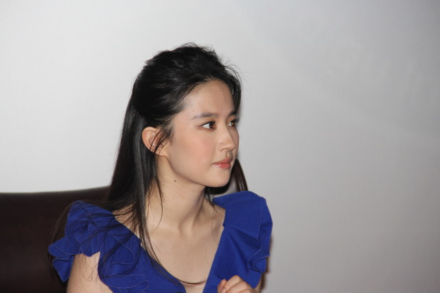 近距离超清未修饰图,刘亦菲脖子上有一颗可爱的小痣