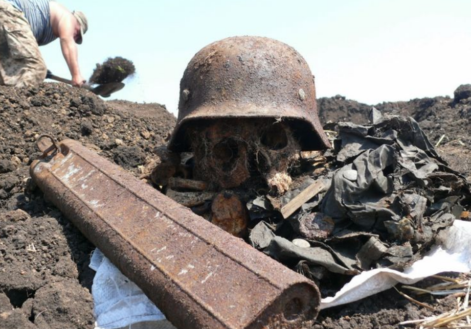 它就是二战时期在日本被称为"不沉传奇"的阿波丸号,这艘邮轮的故事