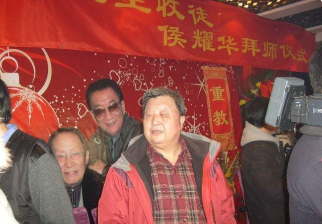 侯耀华师承是真是假?摆知仪式上发生了什么?让牛群当场发飙?