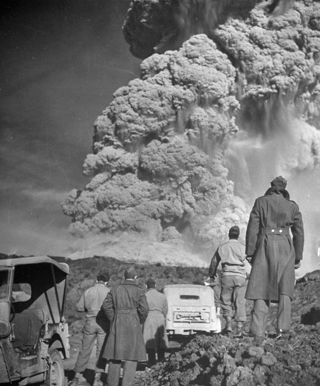 老照片1944年意大利维苏威火山最后一次大爆发