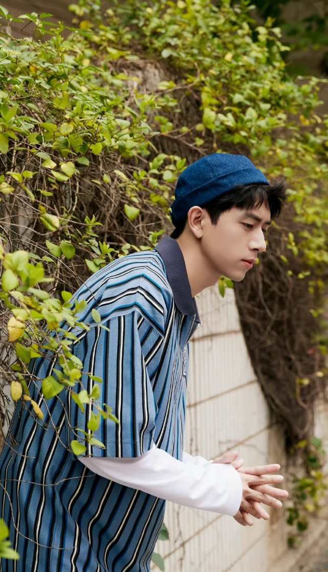 李现蓝色挑染背头造型还原狄仁杰形象从漫画里走出来的爱豆