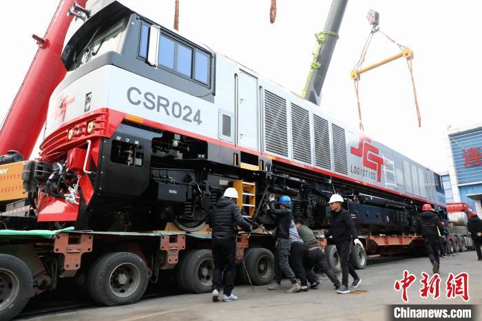 2022年中国首批高端内燃机车启运出口澳大利亚爱欲狂潮下载