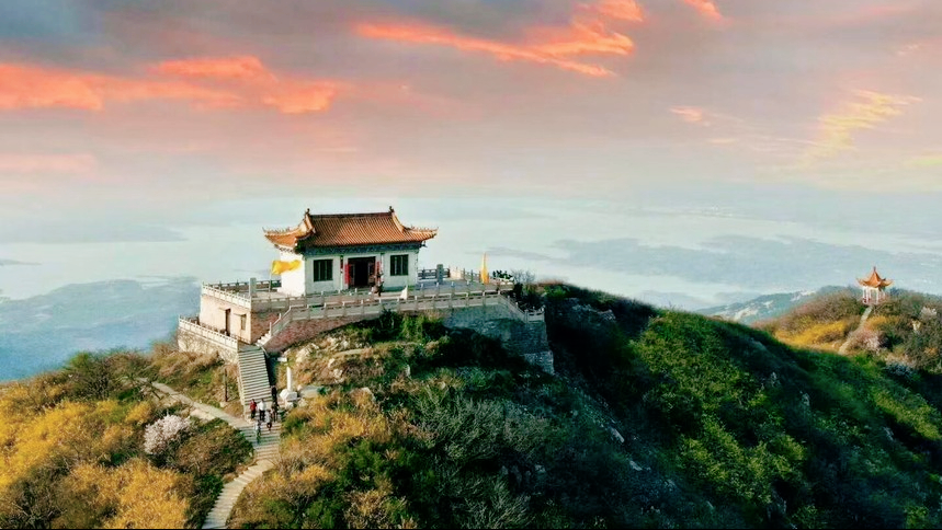 金顶山景区该景区位于河南省驻马店市确山县境内,距驻马店市区20公里