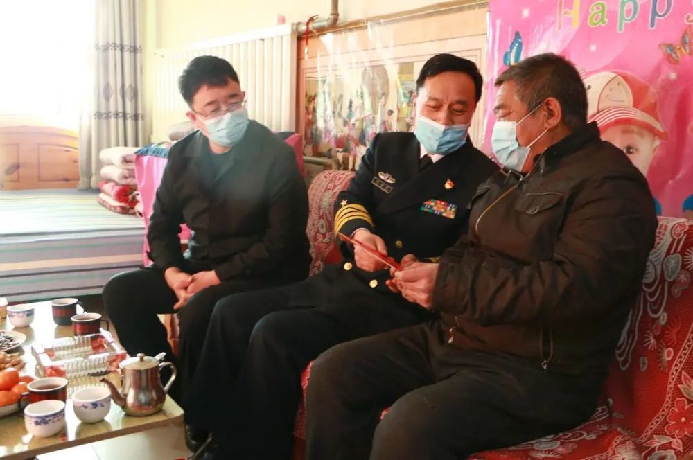 刘海洋一行来到北王镇退役军人陈敏家中,与他叙家常