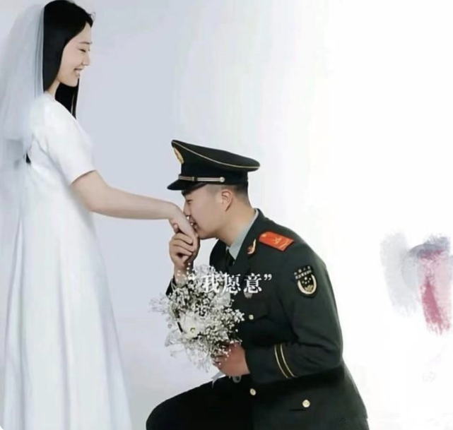 在这婚纱照中,有一张图片是她老公身穿军装单膝下跪,亲吻杨雯锦手背的