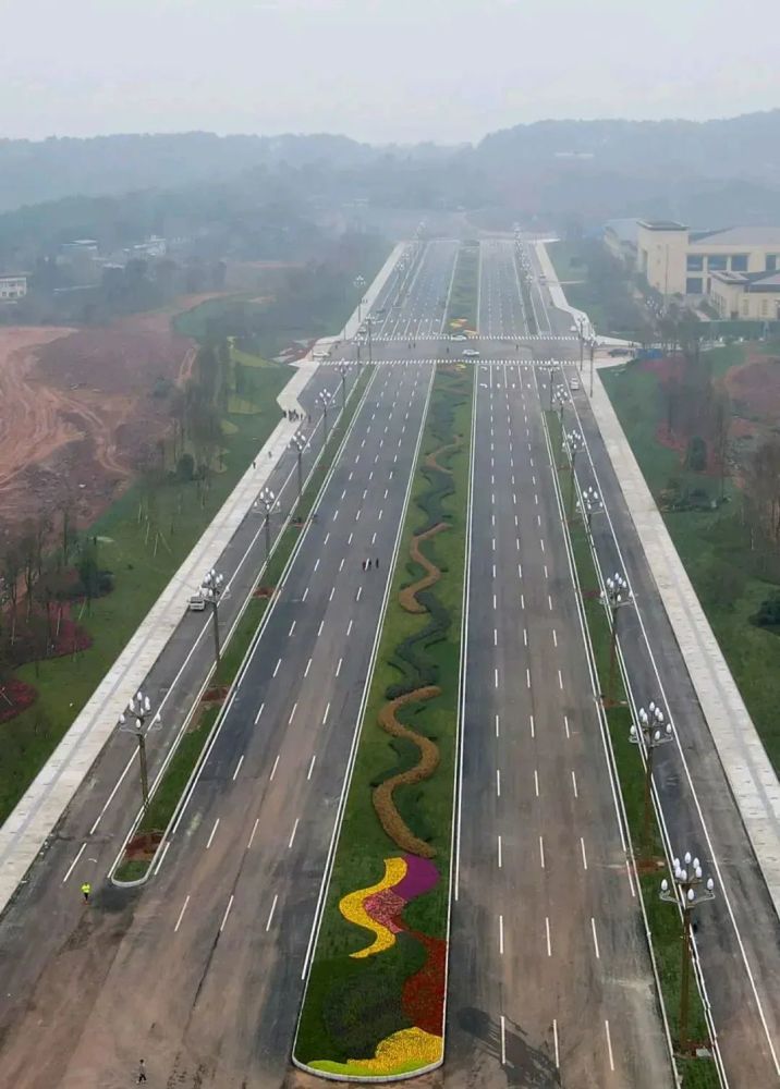 南充双向12车道临江大道08公里样板路建成