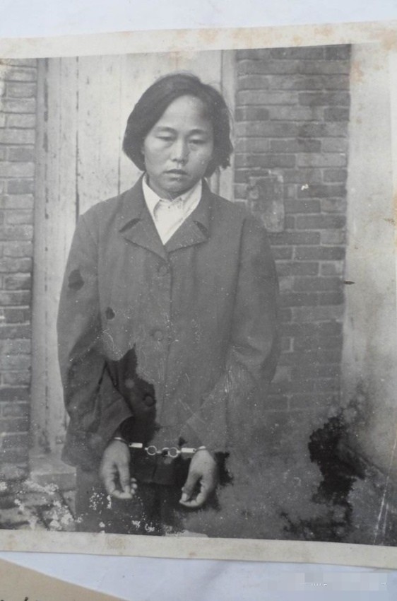 晁正坤因为认识几个字,曾做过妇女队长,因此在妇女解放这一意识形态上