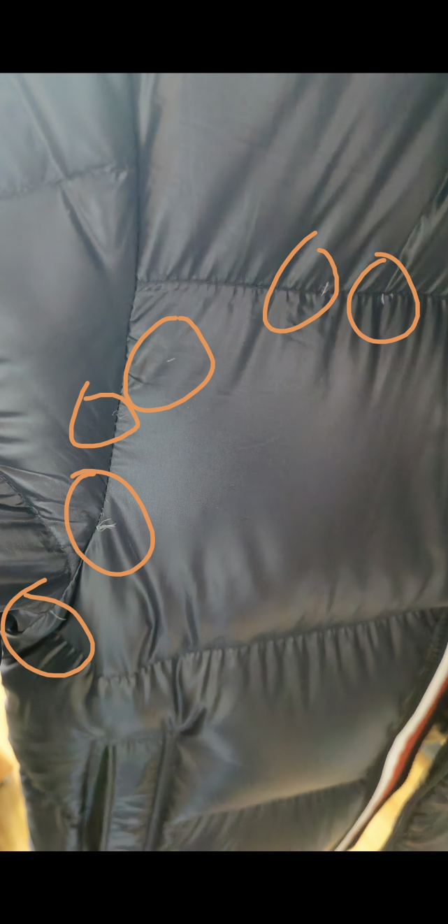 新买的moncler盟可睐羽绒服多处连续钻毛客服说正常