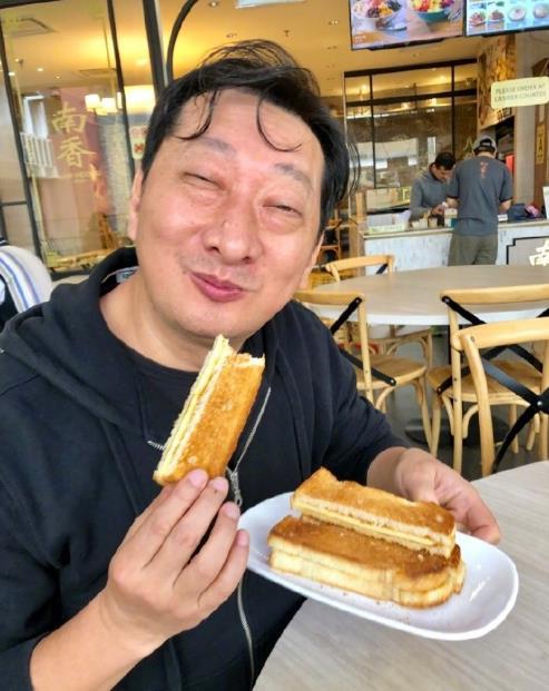 看起来奸诈无比,典型的反面人物长相,但是你看过九孔年轻时的照片吗?