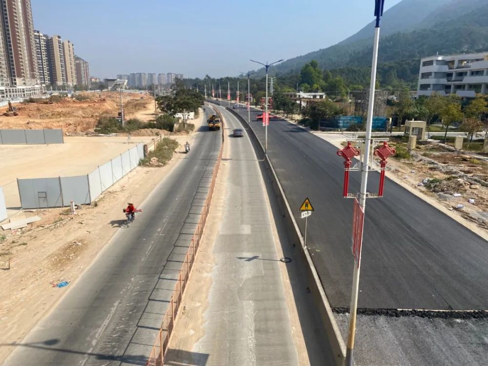 g324线池尾高速路口至云落华附学校路段单侧摊铺沥青路面基本完成
