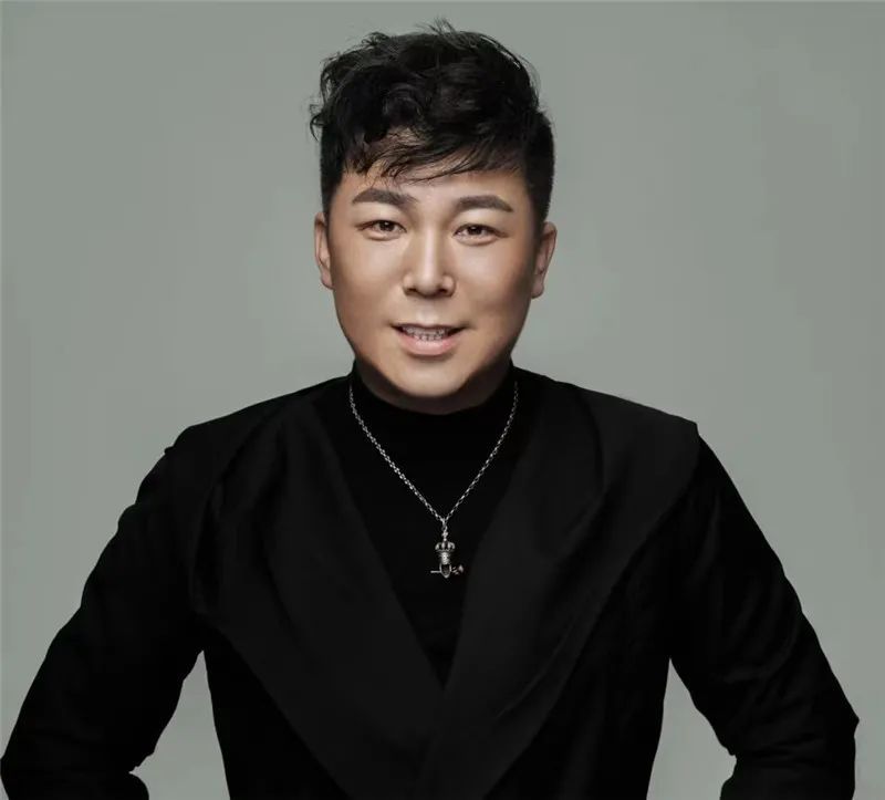 华语乐坛内地男歌手中国音乐家协会会员殷宏杰为西凤酒2022宝鸡网络