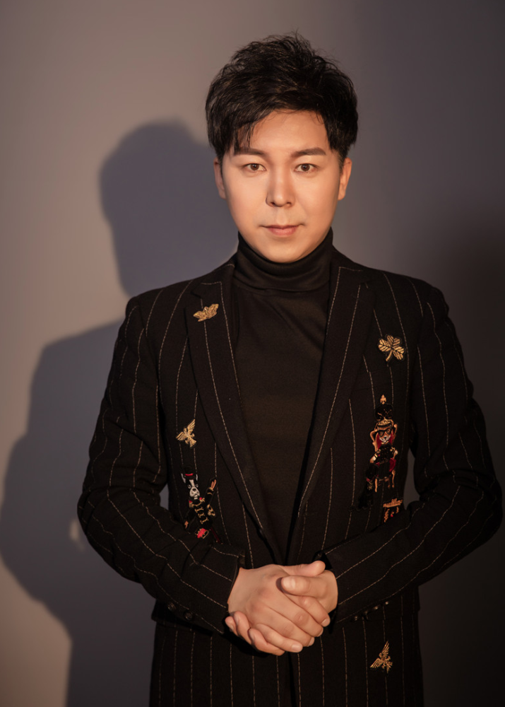 华语乐坛内地男歌手中国音乐家协会会员殷宏杰为西凤酒2022宝鸡网络