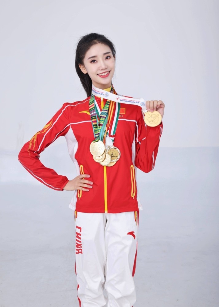 退役后的舒思瑶经常在微博发布动态,分享自己的各种美照.