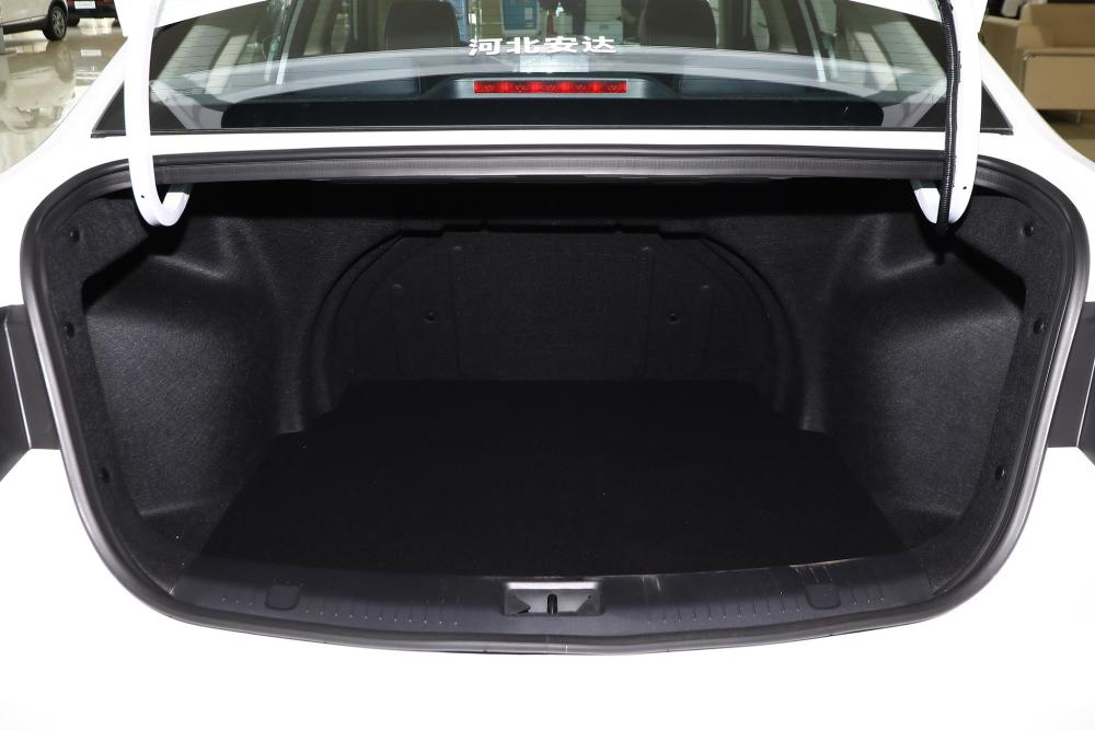 6l 手动豪华型 后备箱车型配置配置方面,搭载了abs防抱死,主/副驾驶证