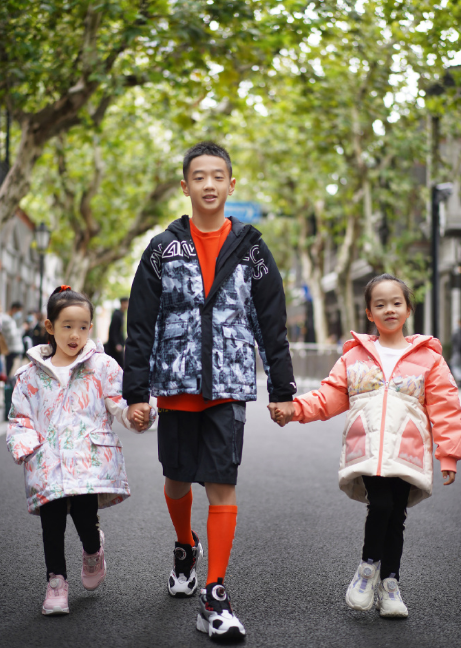 杨威晒全家福为双胞胎女儿庆生欢欢乐乐越长越不像杨阳洋变帅小伙