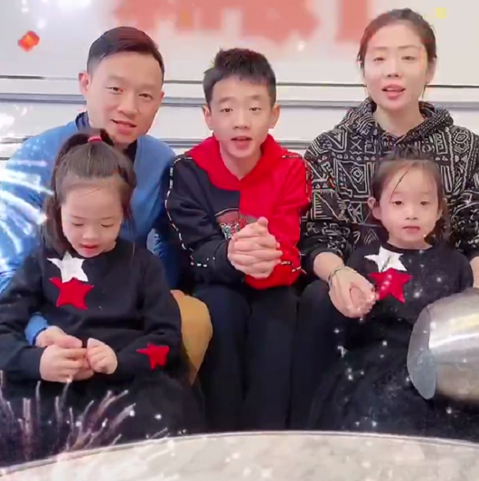 杨威晒全家福为双胞胎女儿庆生欢欢乐乐越长越不像杨阳洋变帅小伙