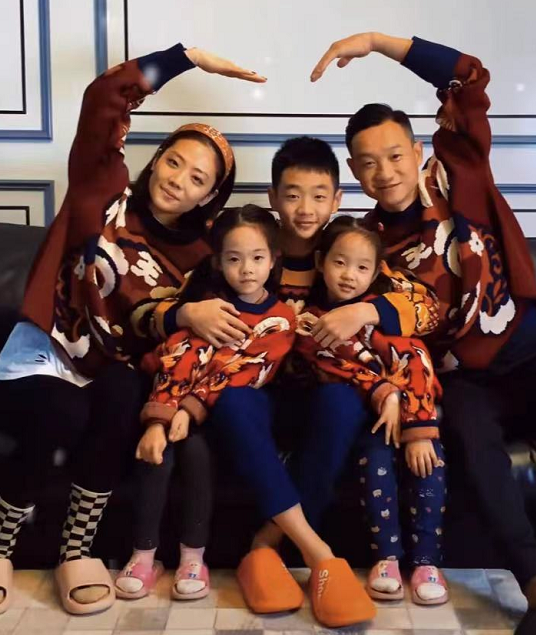 杨威晒全家福为双胞胎女儿庆生欢欢乐乐越长越不像杨阳洋变帅小伙