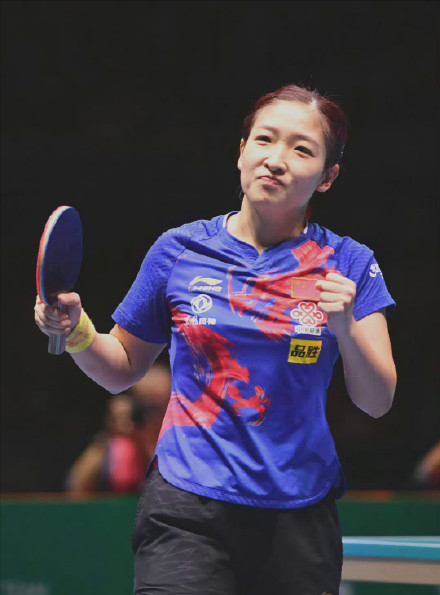 刘诗雯青涩比赛照,小脸一脸严肃,那时的小枣又萌又可爱