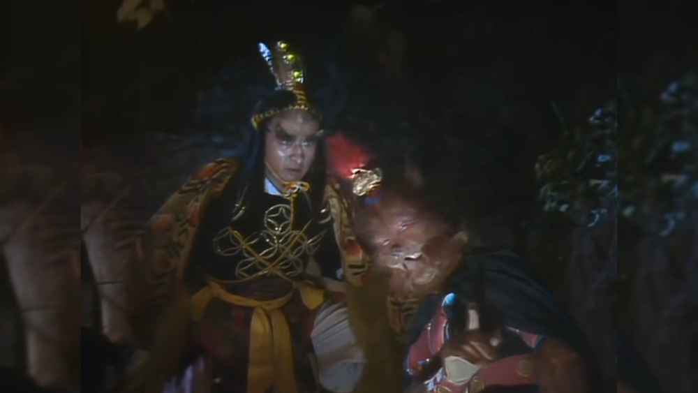 里的黑狐精则是由李鸿昌饰演的,就是在《错坠盘丝洞》饰演多目怪,为