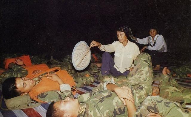 管涌了!水又涨上来了!"一名战士喊着董三榕.