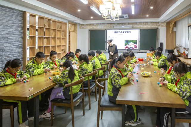 2021年12月31日,因疫情防控需要,杭州市临平区塘栖第三小学502班的