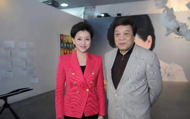 杨澜出席赵忠祥80岁诞辰蓝色毛衫知性又温柔发言时忍不住拭泪