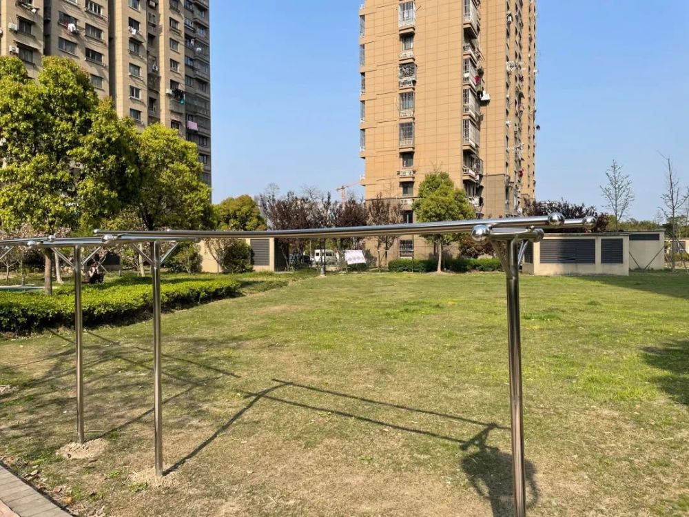 规范晾晒行为,在小区内选取合适位置作为公共晾晒区,安装共享晾衣架