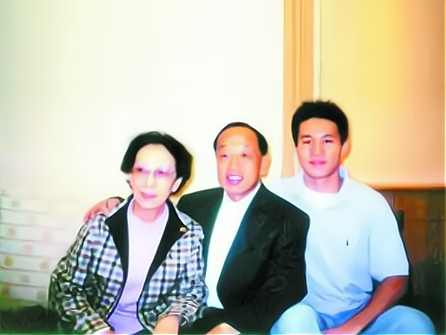 李禾禾1978年出生于北京,比阎晶晶大5岁,他从美国宾夕法尼亚大学毕业