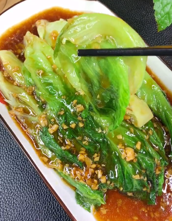 浇在生菜上即可.