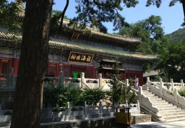 潭柘寺位於門頭光溝區,離北京有30公里遠,是北京最早的一座寺廟,始建