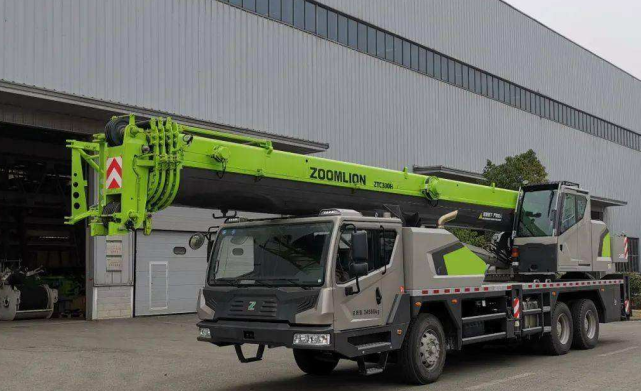 图为中联重科起重机