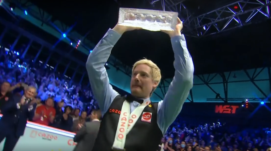 104夺冠罗伯逊高举奖杯狂揽25万英镑全场欢呼与家人合影