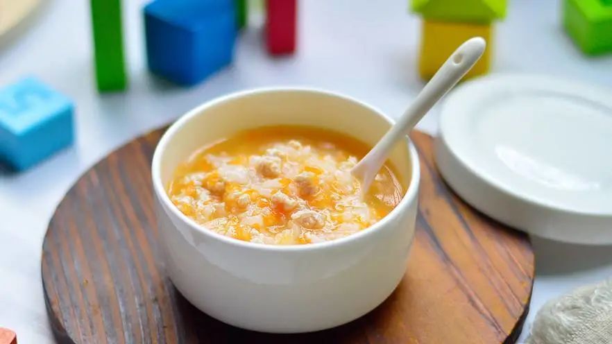 ▋鸡肉皮蛋粥鸡肉200克,皮蛋2个,粳米200~300克,姜,葱,盐等调味品适量