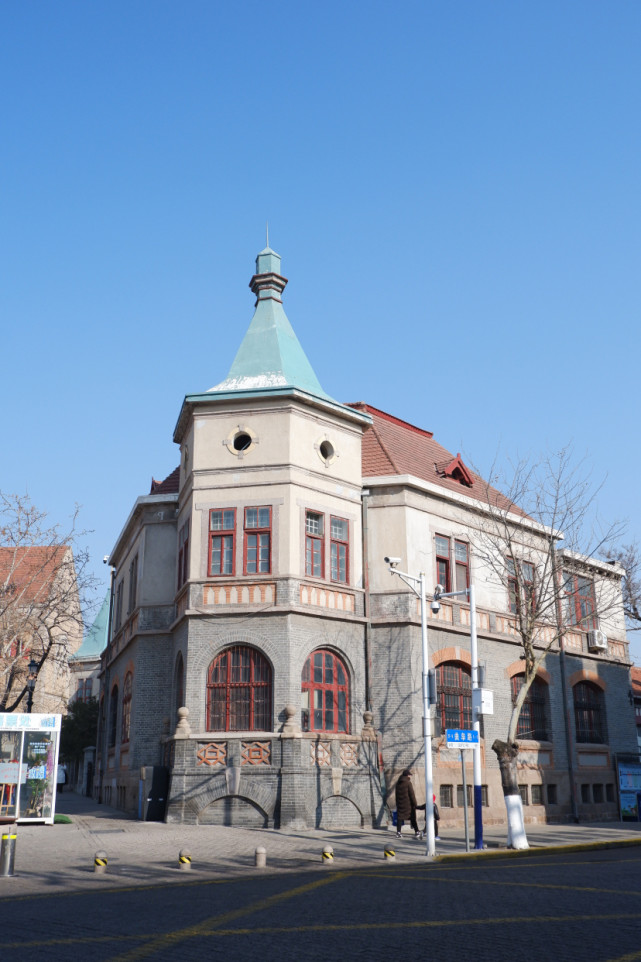 青岛是一座有着特殊历史的城市,由于在20世纪初时沦为租界,这里被称为