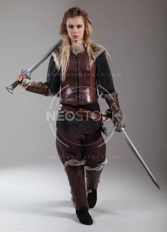 【绘画参考】一组女性持剑/持械动态姿势参考(动态速写素材)